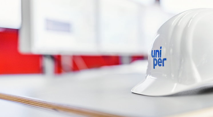 CTA Images_10 Close up of a white, Uniper branded, hard hat